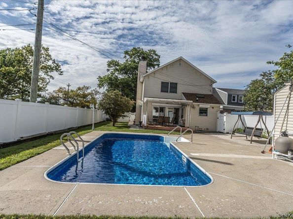102 Vale Court, New Hyde Park NY 11040