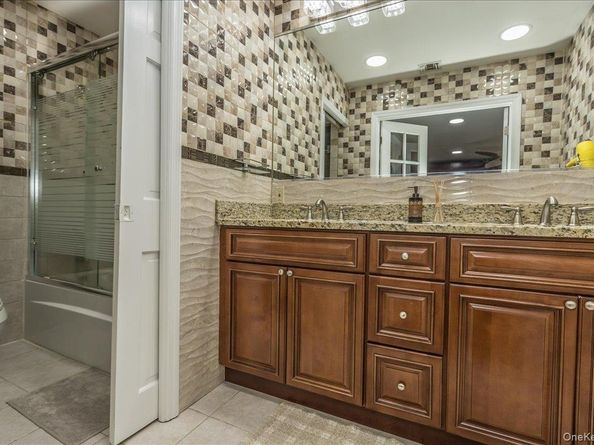 102 Vale Court, New Hyde Park NY 11040