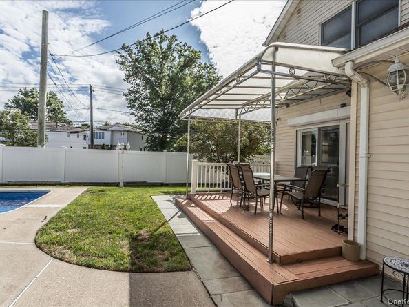 102 Vale Court, New Hyde Park NY 11040
