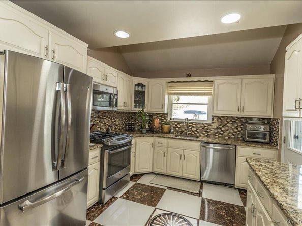 102 Vale Court, New Hyde Park NY 11040