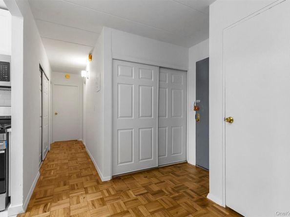 372 Central Park Avenue 2E, Scarsdale NY 10583