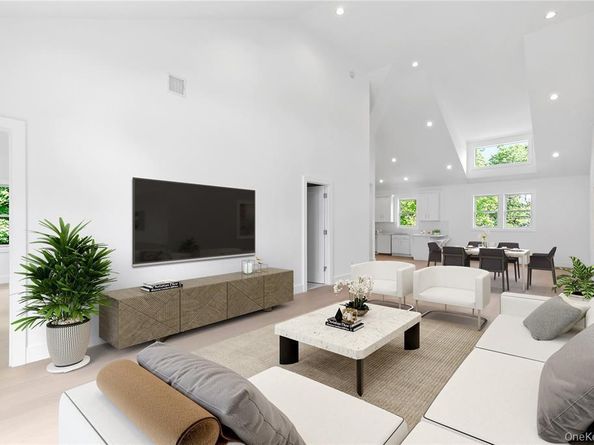 21 Montauk Hwy #2 2, Westhampton NY 11977