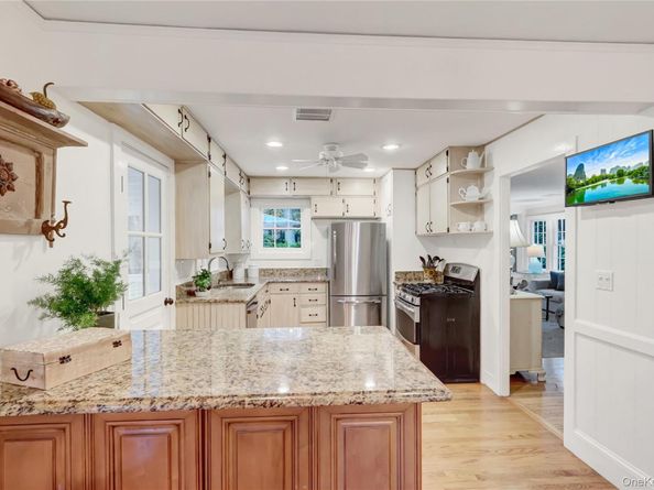 14 Highwood Road, Setauket NY 11733