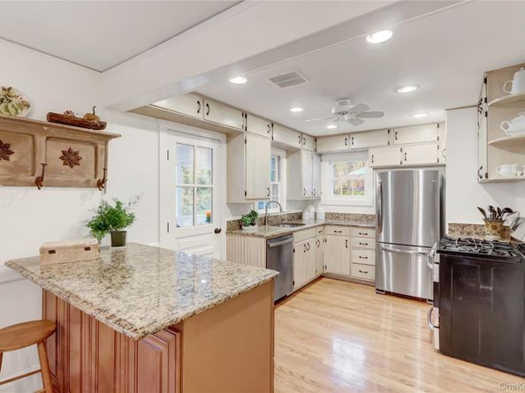 14 Highwood Road, Setauket NY 11733