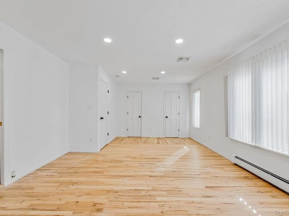 25 Farmington Lane, Melville NY 11747