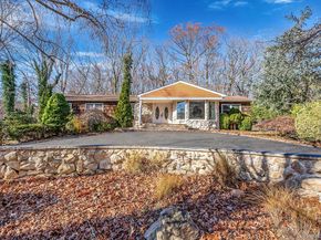 25 Farmington Lane, Melville NY 11747