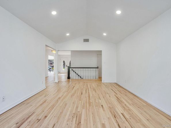 25 Farmington Lane, Melville NY 11747