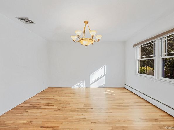 25 Farmington Lane, Melville NY 11747