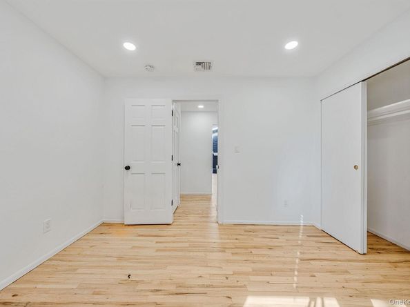 25 Farmington Lane, Melville NY 11747