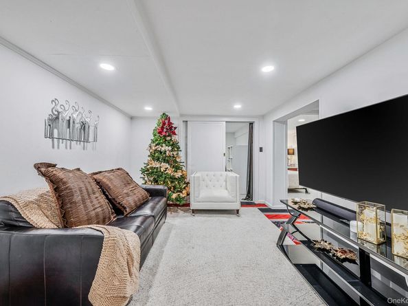 25 Farmington Lane, Melville NY 11747