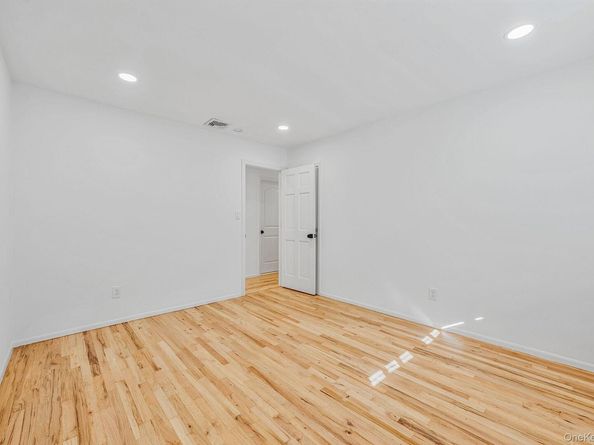 25 Farmington Lane, Melville NY 11747