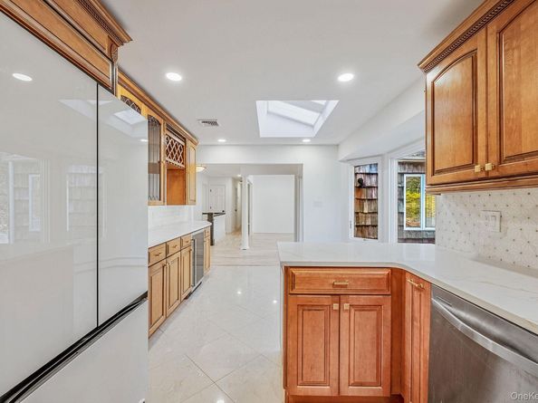 25 Farmington Lane, Melville NY 11747