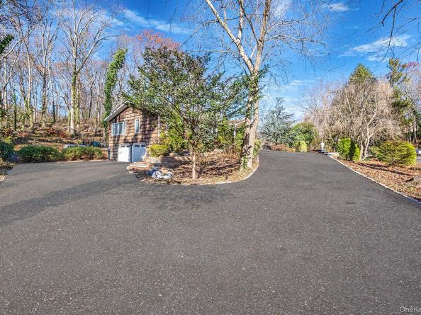 25 Farmington Lane, Melville NY 11747