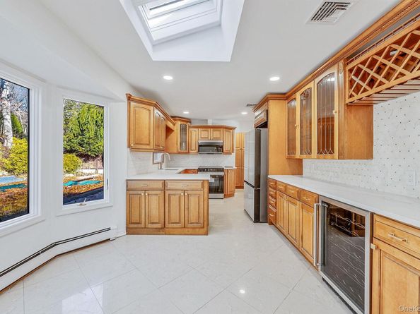 25 Farmington Lane, Melville NY 11747