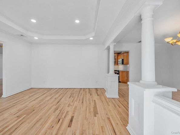 25 Farmington Lane, Melville NY 11747