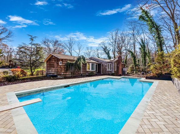 25 Farmington Lane, Melville NY 11747