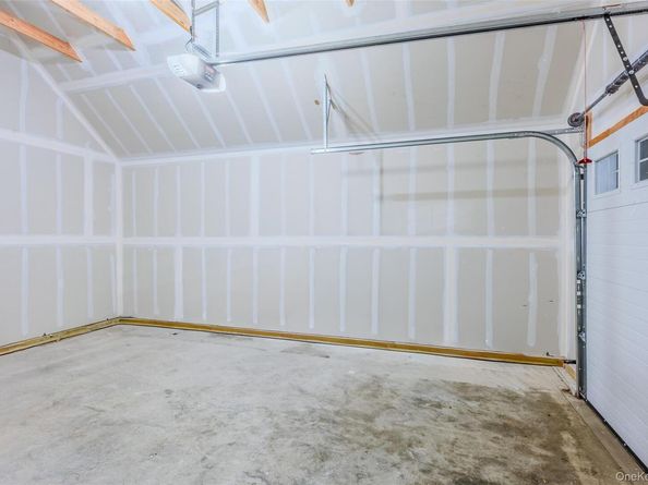 29 Hyacinth Road, Levittown NY 11756