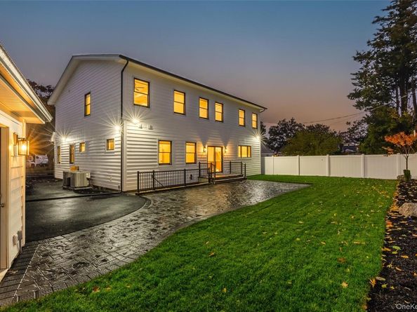 29 Hyacinth Road, Levittown NY 11756