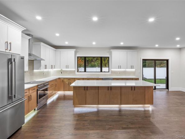 29 Hyacinth Road, Levittown NY 11756