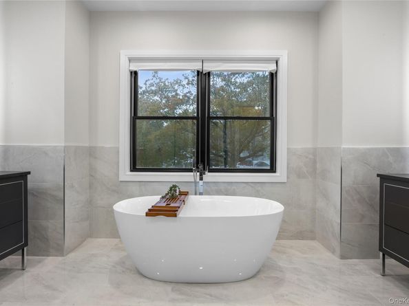 29 Hyacinth Road, Levittown NY 11756