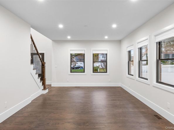 29 Hyacinth Road, Levittown NY 11756