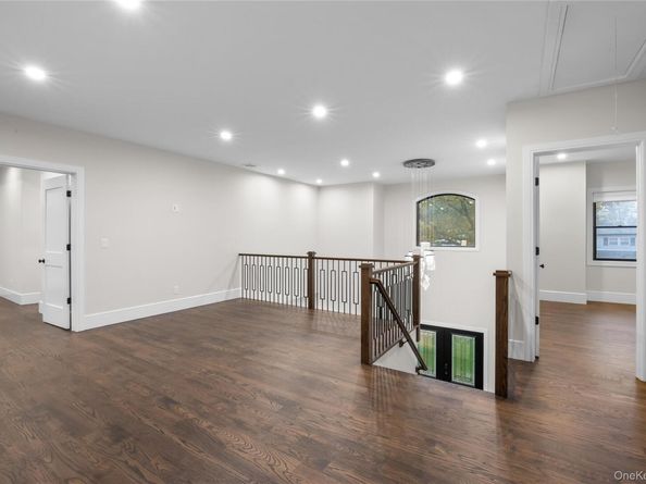 29 Hyacinth Road, Levittown NY 11756