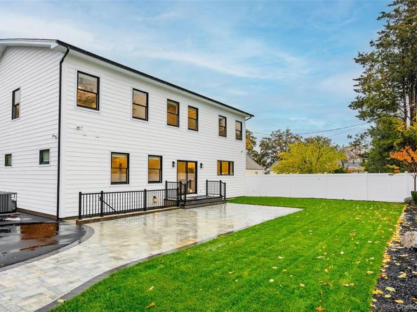 29 Hyacinth Road, Levittown NY 11756