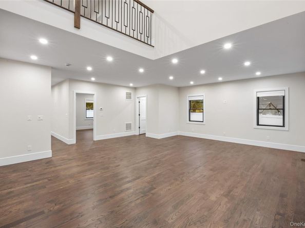 29 Hyacinth Road, Levittown NY 11756