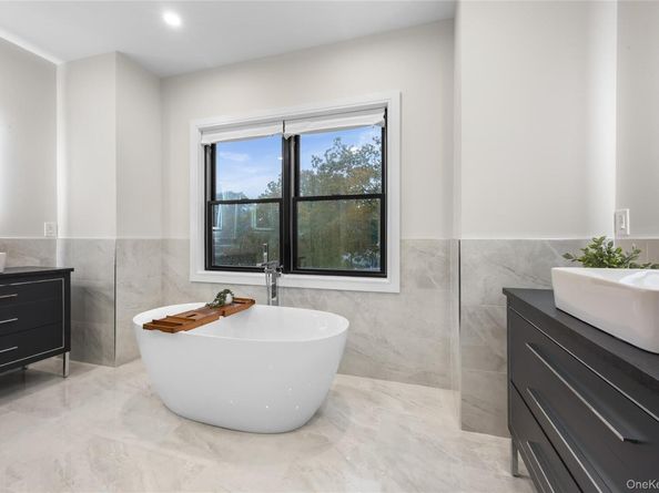 29 Hyacinth Road, Levittown NY 11756