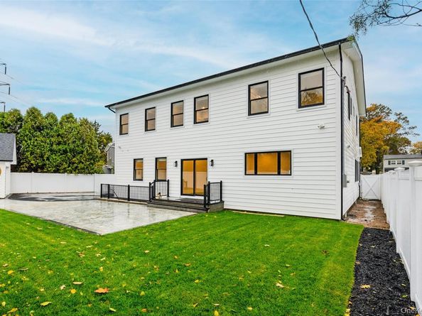 29 Hyacinth Road, Levittown NY 11756