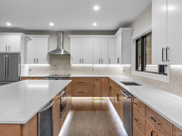 29 Hyacinth Road, Levittown NY 11756