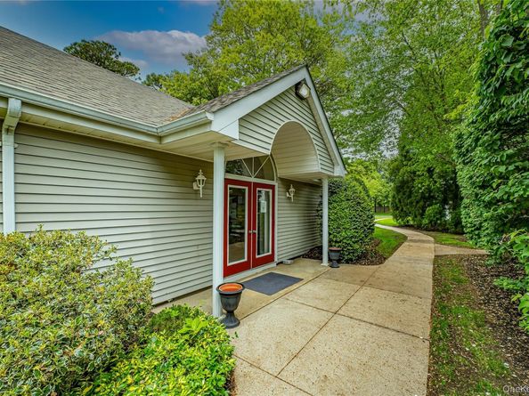 14 Mystic Circle, Bay Shore NY 11706