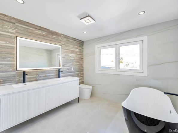 41 Coachman Lane, Levittown NY 11756