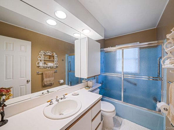 28 Cedarwood Lane, Commack NY 11725