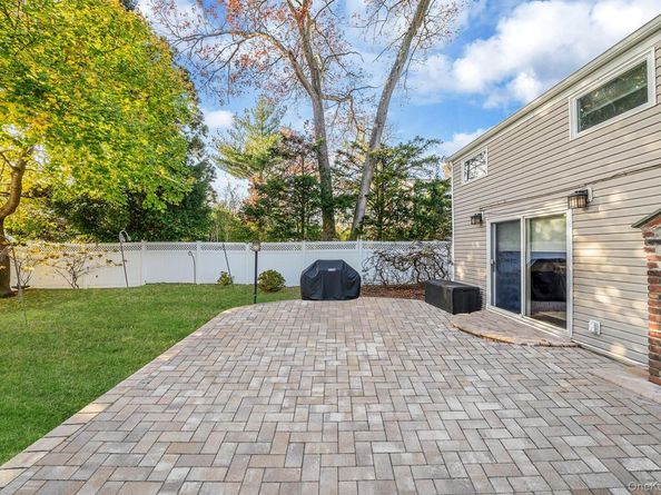 28 Cedarwood Lane, Commack NY 11725