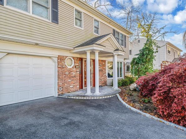 28 Cedarwood Lane, Commack NY 11725