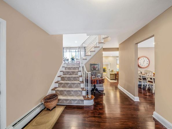 28 Cedarwood Lane, Commack NY 11725