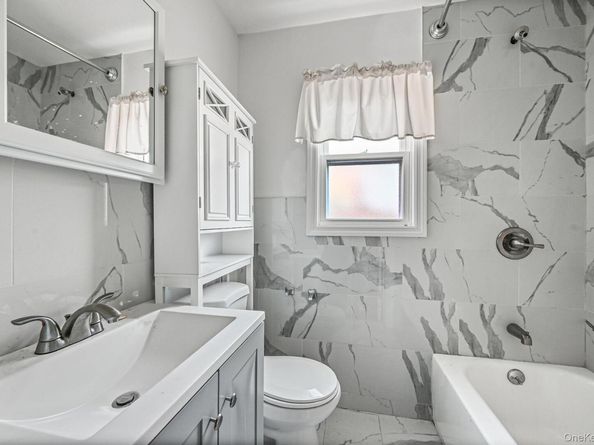 6 Central Court, Valley Stream NY 11580