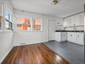 6 Central Court, Valley Stream NY 11580