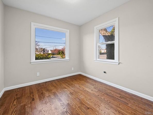 6 Central Court, Valley Stream NY 11580