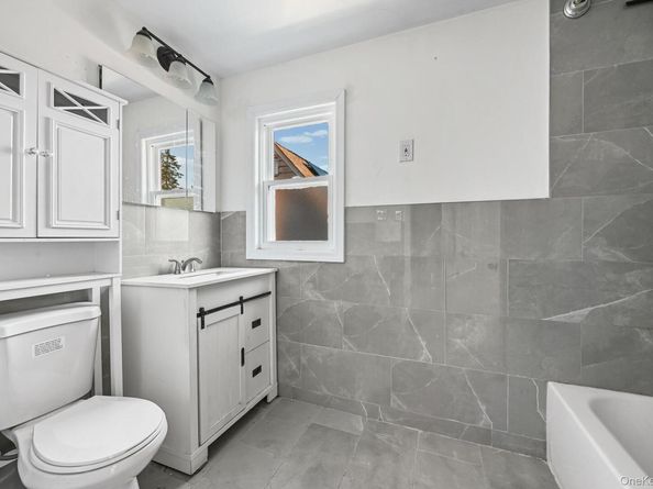 6 Central Court, Valley Stream NY 11580