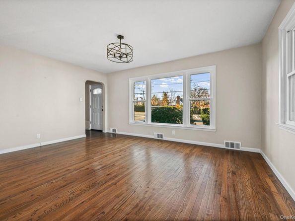 6 Central Court, Valley Stream NY 11580