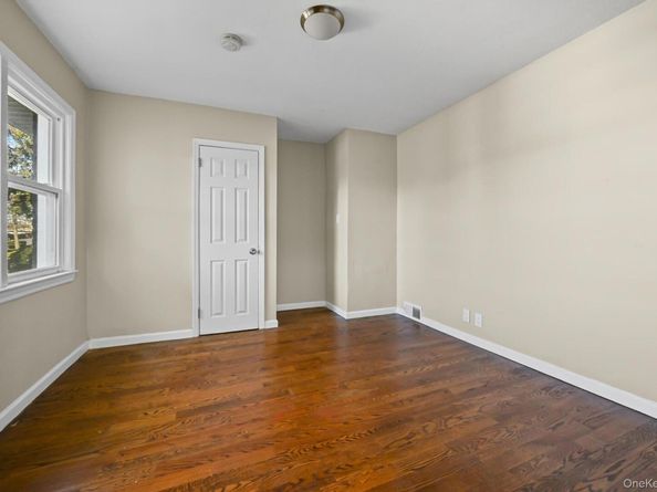 6 Central Court, Valley Stream NY 11580