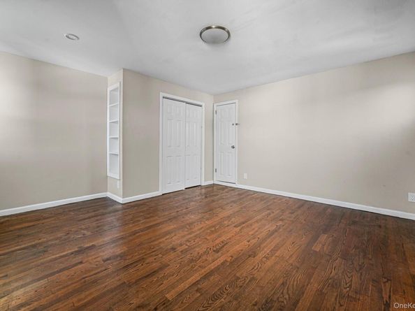 6 Central Court, Valley Stream NY 11580