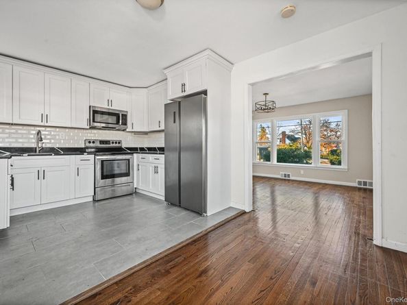 6 Central Court, Valley Stream NY 11580