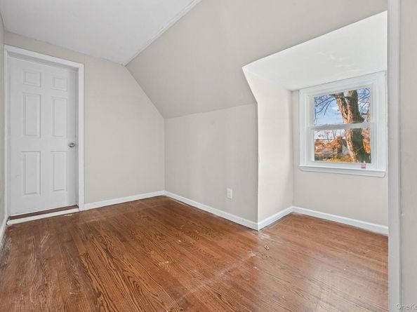 6 Central Court, Valley Stream NY 11580