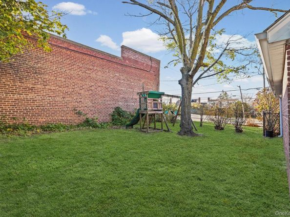 6 Central Court, Valley Stream NY 11580