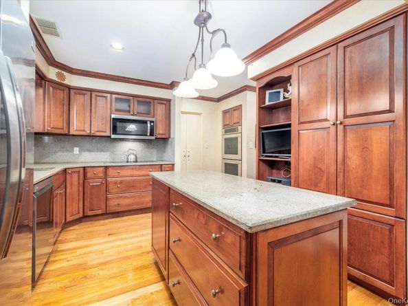 25 Atkinson Road, Rockville Centre NY 11570