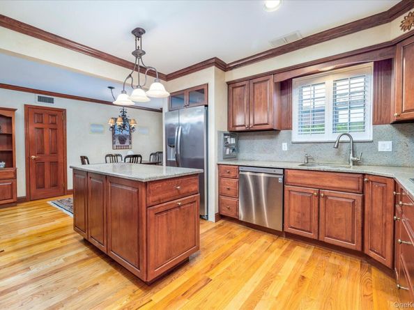 25 Atkinson Road, Rockville Centre NY 11570