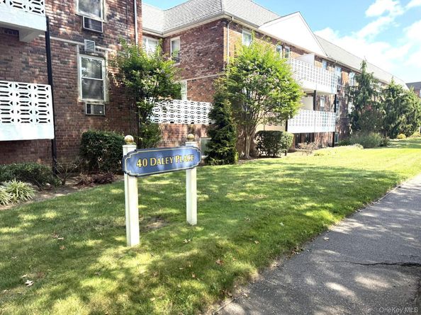 40 Daley Place 124, Lynbrook NY 11563